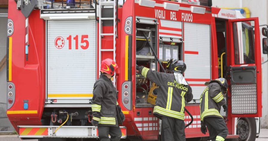 Incendio di un box a San Pietro all’Olmo, intervento dei Vigili del fuoco