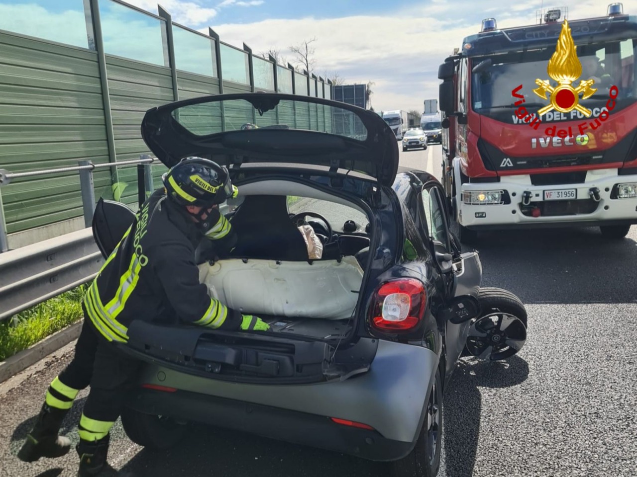 Incidente tra un veicolo elettrico e un mezzo pesante sull’autostrada A9