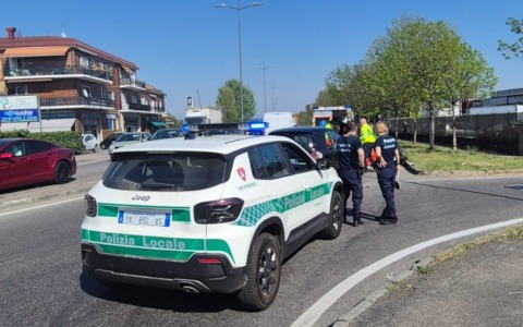 Nuovo scontro tra auto e motociclista in via Milano