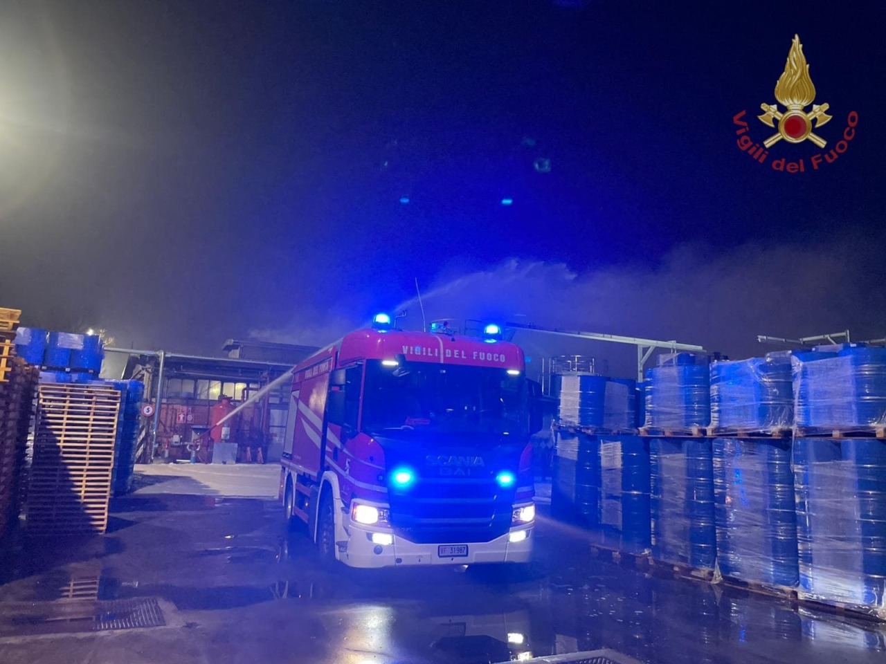 Incendio devastante in un autodemolitore: intervento dei Vigili del fuoco