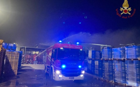 Incendio devastante in un autodemolitore: intervento dei Vigili del fuoco