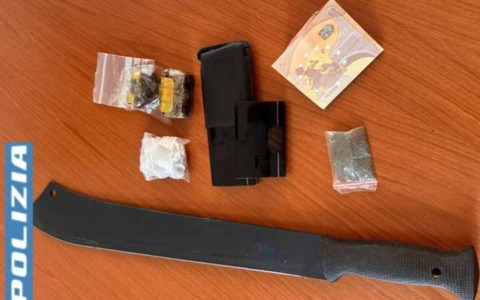 Scoperto con droga, machete e polvere da sparo: arresto a Pero