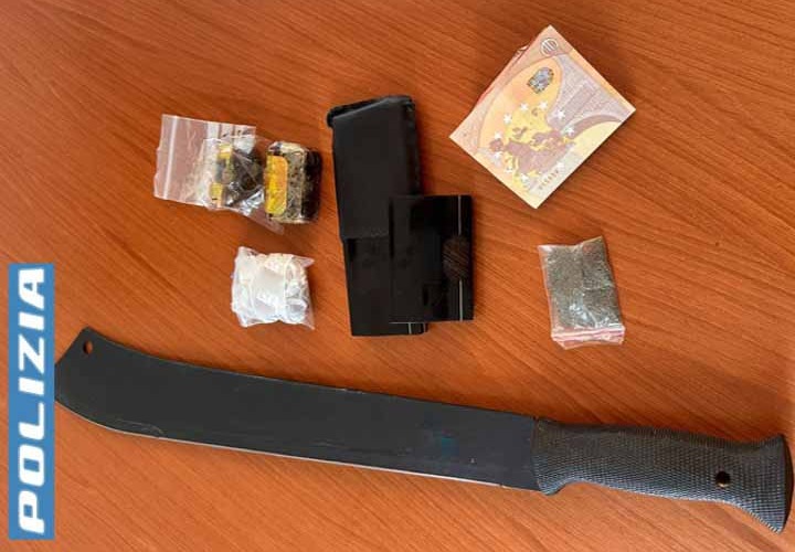 Scoperto con droga, machete e polvere da sparo: arresto a Pero