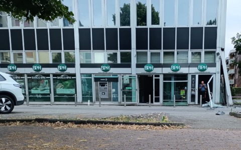 Ancora un attacco esplosivo al bancomat della BPM di Arese