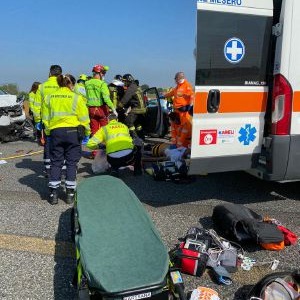 Due motociclisti feriti gravemente in un incidente sull’A4