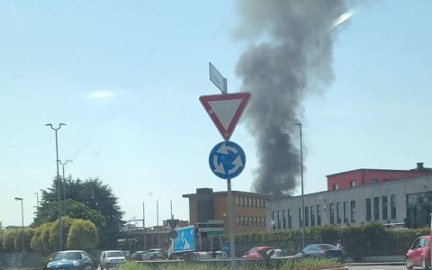 Fiamme alla ricicleria Amsa di Muggiano