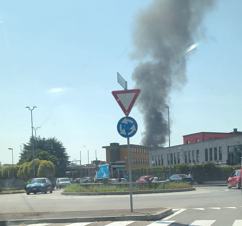 Fiamme alla ricicleria Amsa di Muggiano