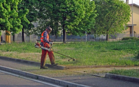 Sfalcio del verde autorizzato dalle sei del mattino
