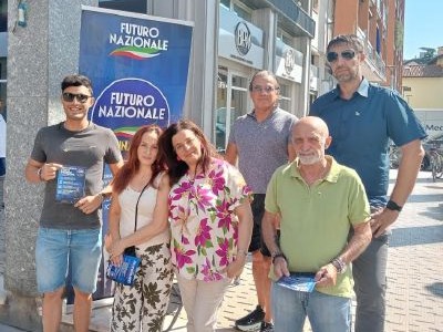 Affluenza al gazebo di Futuro Nazionale