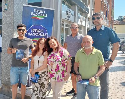 Affluenza al gazebo di Futuro Nazionale