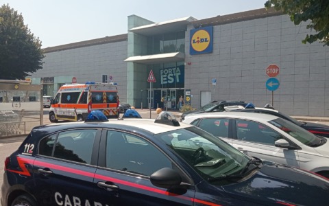 Colpo alla gioielleria Gioielli di Valenza al Rho Center: fuggiti con i preziosi