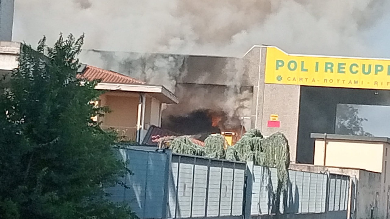Fiamme divampano alla Polirecuperi di Cornaredo