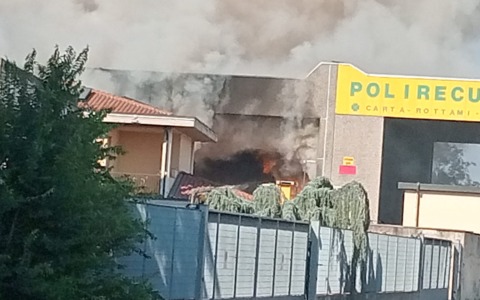 Fiamme divampano alla Polirecuperi di Cornaredo