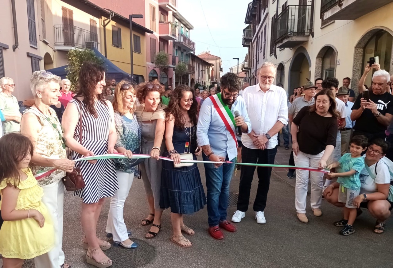 Inaugurata la nuova via Caduti ad Arese con una grande festa