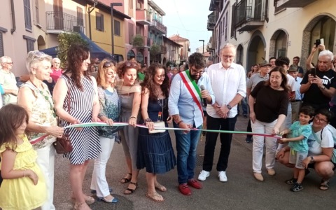 Inaugurata la nuova via Caduti ad Arese con una grande festa