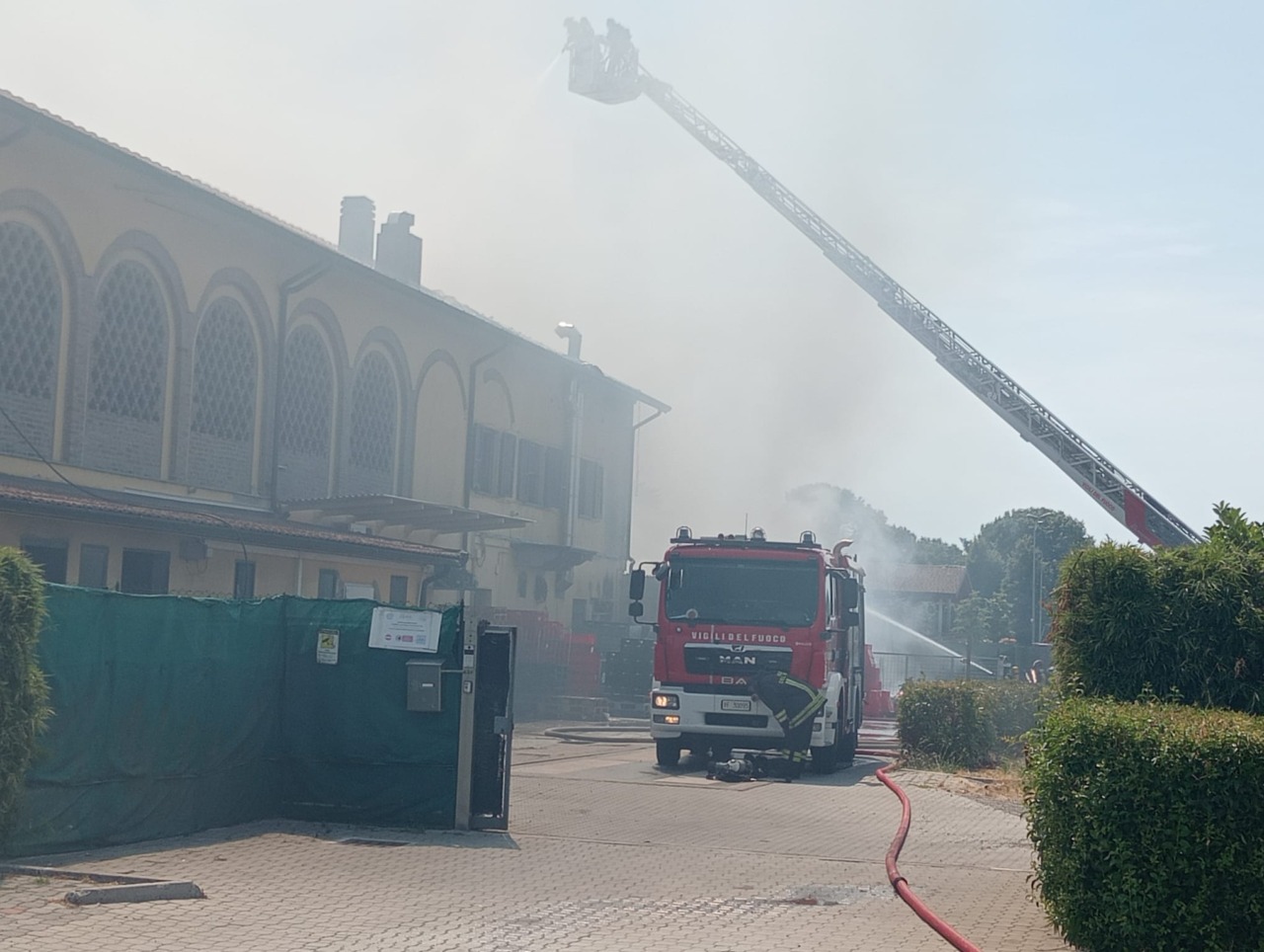 Incendio devastante all’agriturismo L’Agricola, il tetto in fiamme