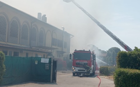Incendio devastante all’agriturismo L’Agricola, il tetto in fiamme