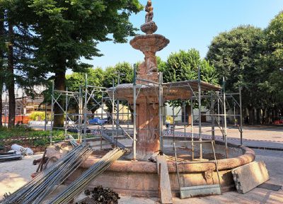 Avviato il restauro della fontana di piazza Visconti con i nuovi ponteggi
