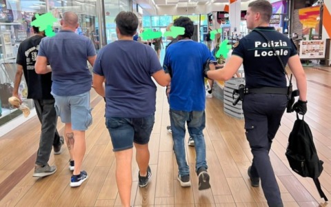 Furto di alcolici al Rho Center: due arresti