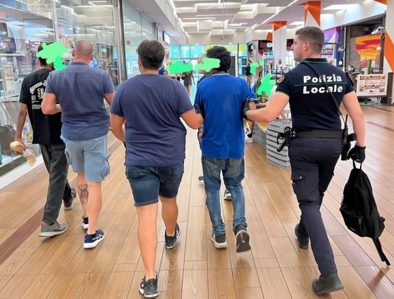 Furto di alcolici al Rho Center: due arresti